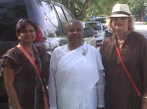 Friend Jenny, Sister Uma and yours truly, waiting for Police to show up after car break-in.