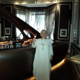 Jules, new friend, at her club HOME HOUSE in London!